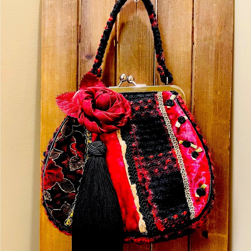 1960s Vintage Red Black Floral Purse ⭐
1960s Red Black Floral Frame Purse